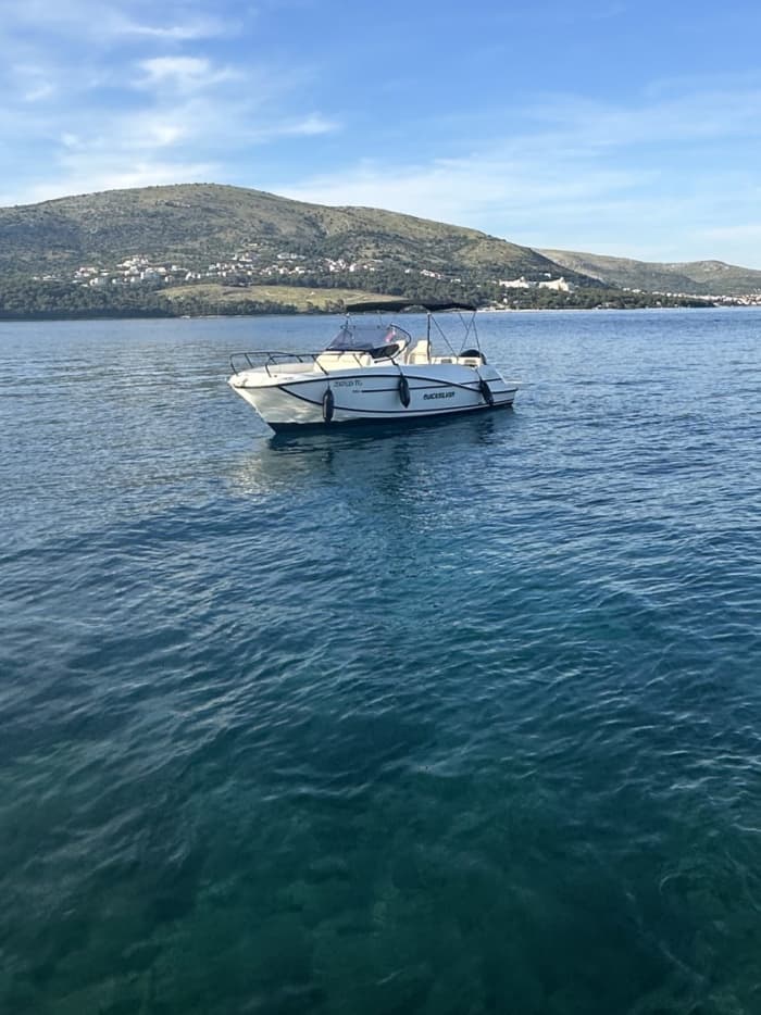 Scopri i luoghi più famosi vicino a Trogir con una divertente gita di un giorno.