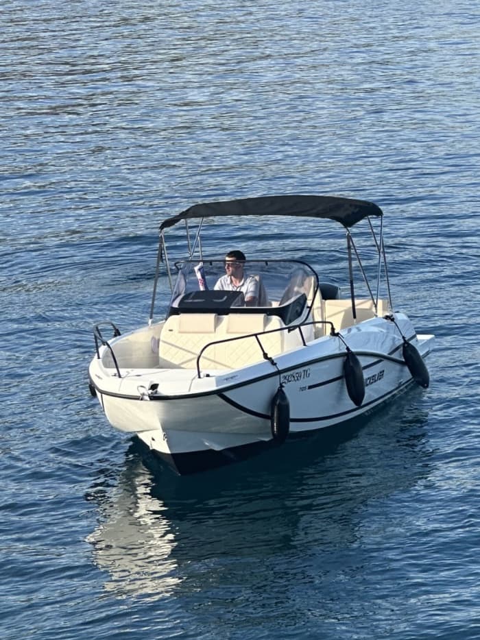 Scopri i luoghi più famosi vicino a Trogir con una divertente gita di un giorno.