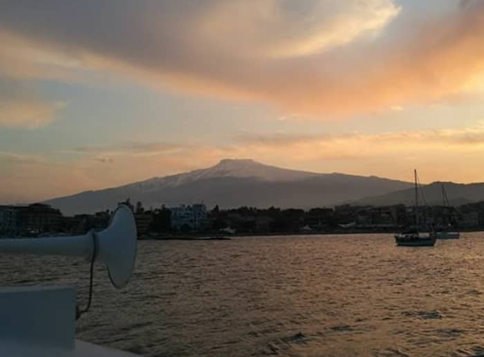 Taormina Sunset with Loved Ones: A Relaxing Boat Trip