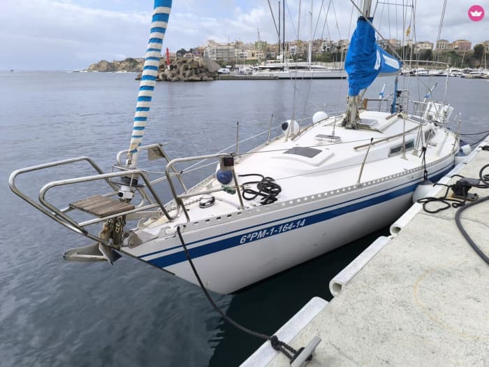 Explore Palamós and enjoy a full day of sailing on a sailboat