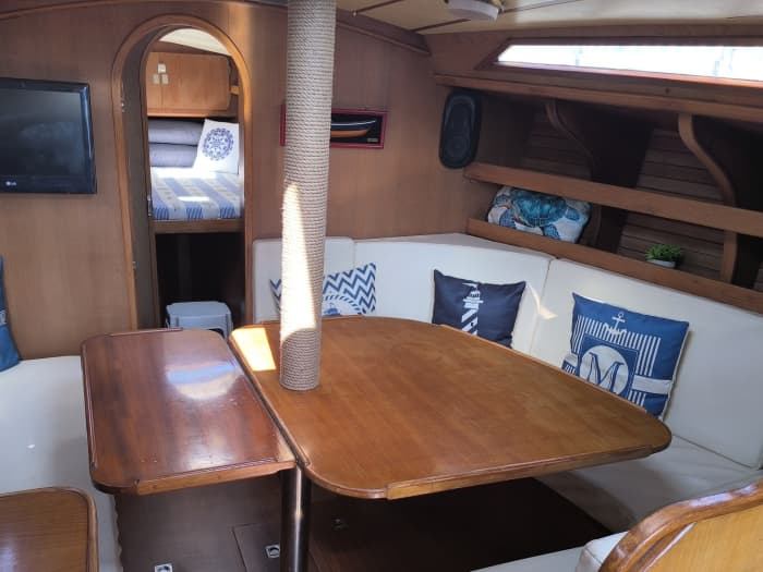 Explore Palamós and enjoy a full day of sailing on a sailboat