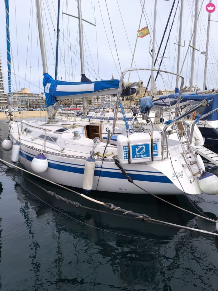 Explore Palamós and enjoy a full day of sailing on a sailboat