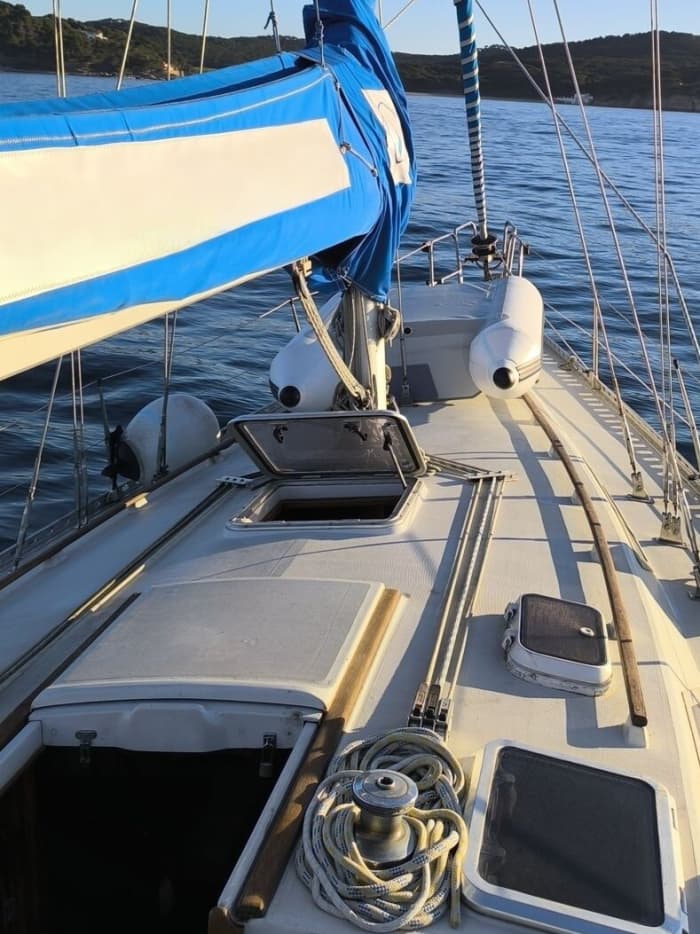 Explore Palamós and enjoy a full day of sailing on a sailboat