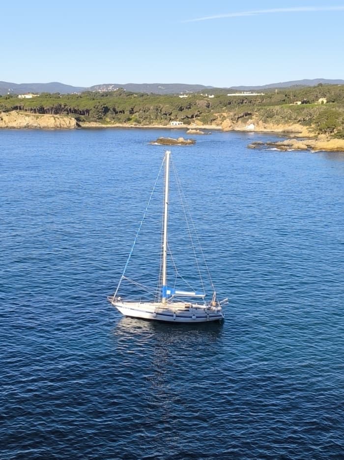 Explore Palamós and enjoy a full day of sailing on a sailboat