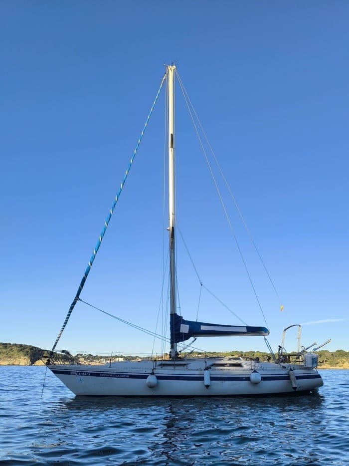 Explore Palamós and enjoy a full day of sailing on a sailboat