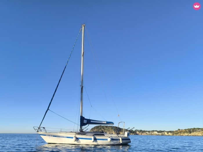 Explore Palamós and enjoy a full day of sailing on a sailboat