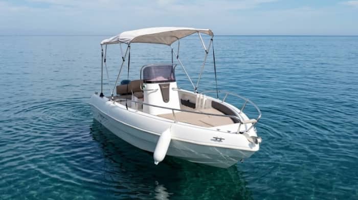 Start your holiday with 3h30 of fun on a motorboat