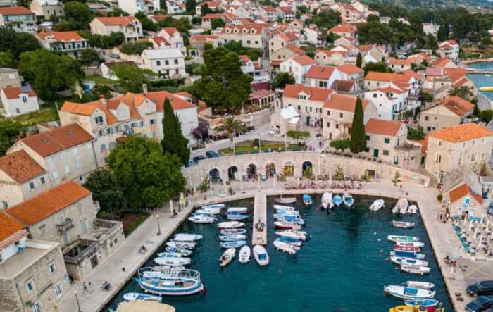 Passeio de barco privado em Zlatni Rat – viagem de dia inteiro saindo de Makarska