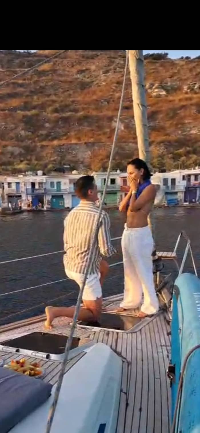 Croisière privée Milos 💍 Lune de miel et demande en mariage – Célébrez votre amour en mer