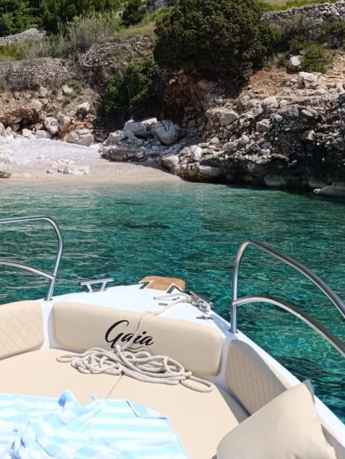 Απολαύστε μια επταωρη παραθαλάσσια εμπειρία γύρω από το Χβαρ