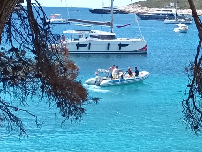 Απολαύστε μια επταωρη παραθαλάσσια εμπειρία γύρω από το Χβαρ