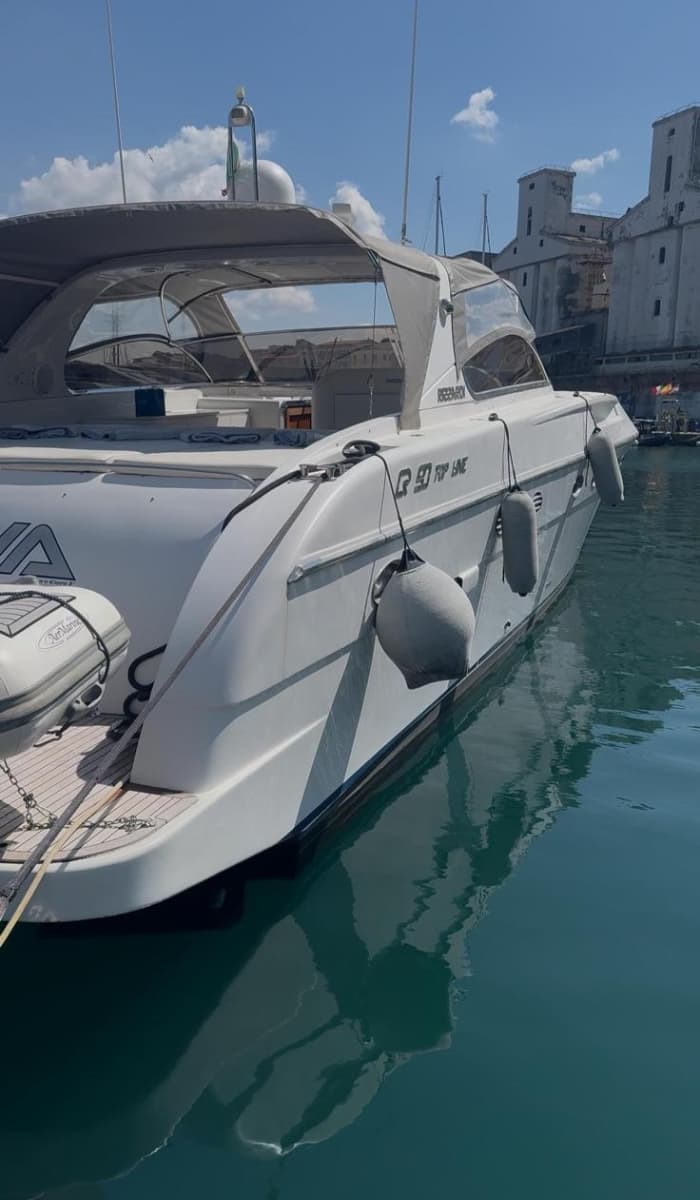 Capri in stijl: 8 uur durende privéjachttocht vanuit Positano op een Rizzardi