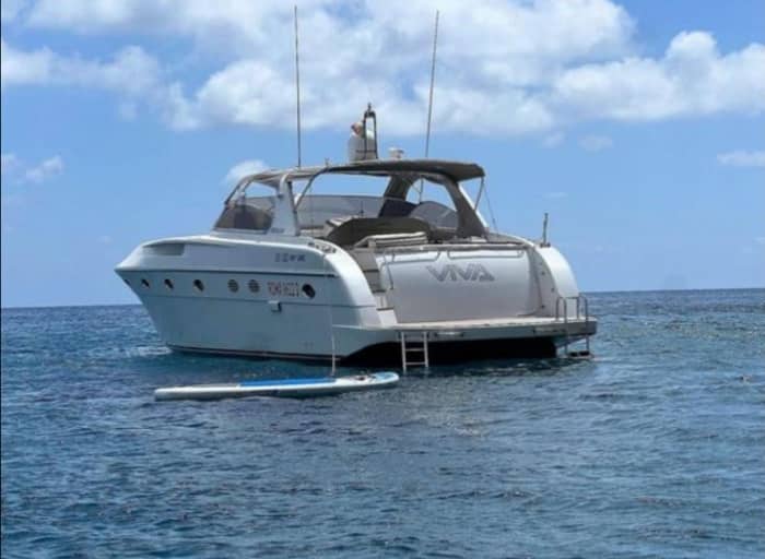 Abfahrt von Amalfi, Capri in einer privaten Yacht: Luxustour zwischen Meer, Höhlen und Faraglioni an Bord einer Rizzardi CR 50 Topline