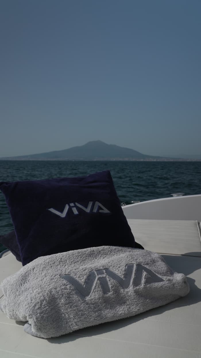 Abfahrt von Amalfi, Capri in einer privaten Yacht: Luxustour zwischen Meer, Höhlen und Faraglioni an Bord einer Rizzardi CR 50 Topline