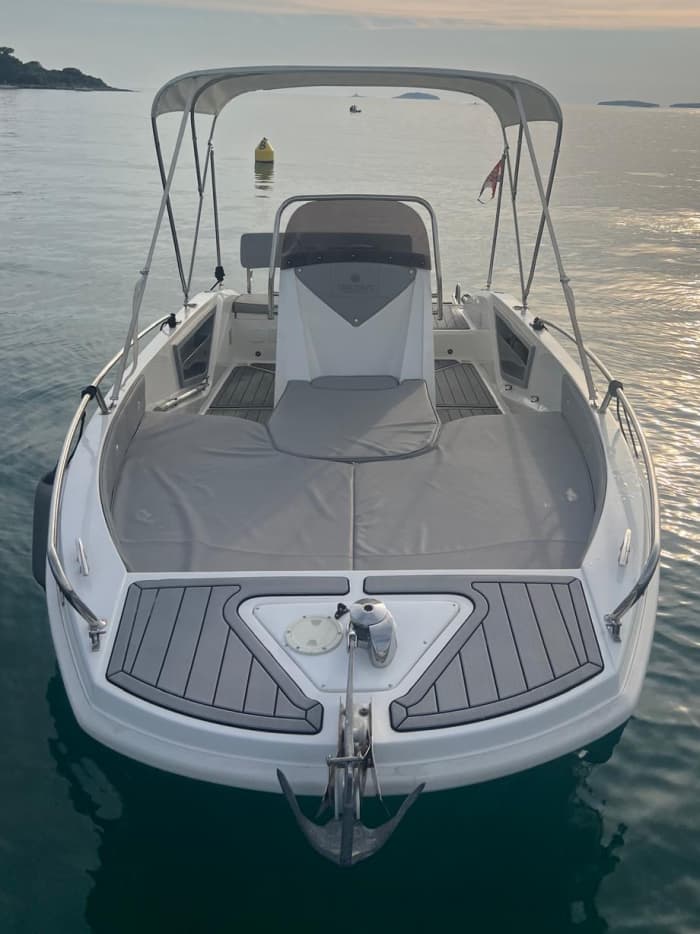 Rent a motorboat for 3h30 of fun