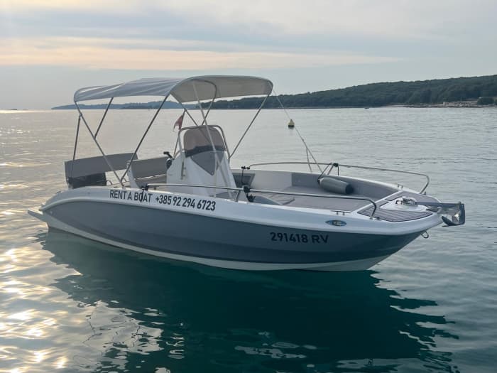 Rent a motorboat for 3h30 of fun