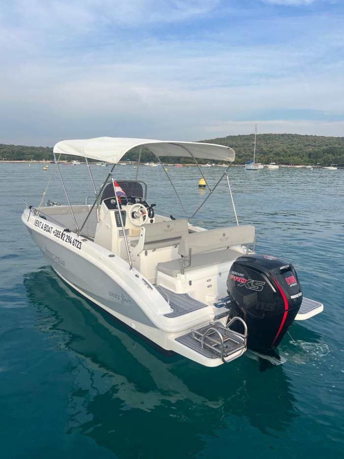 Rent a motorboat for 3h30 of fun