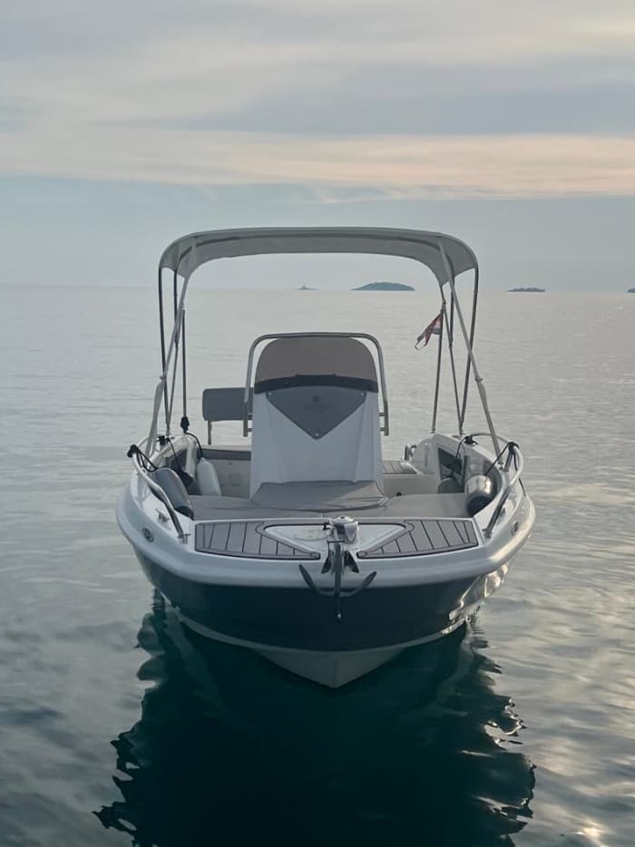 Rent a motorboat for 3h30 of fun