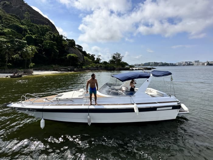 Halbtagesmiete eines Motorboots in Rio de Janeiro