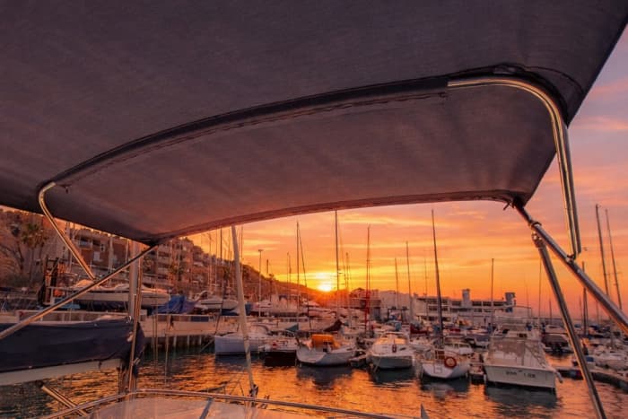 Bootsfahrt bei Sonnenuntergang auf Mallorca – Abend entlang der Küste von Palma