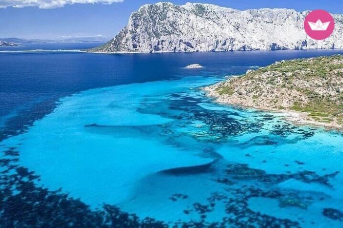 Segeln bei Sonnenuntergang vom Golfo Aranci: Delfine, Inseln und die Magie des Aperitifs