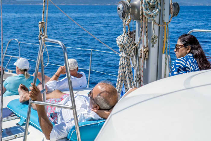 Tavolara en Molara op zoek naar dolfijnen: een avontuur van een hele dag op een 15 meter lange zeilboot.