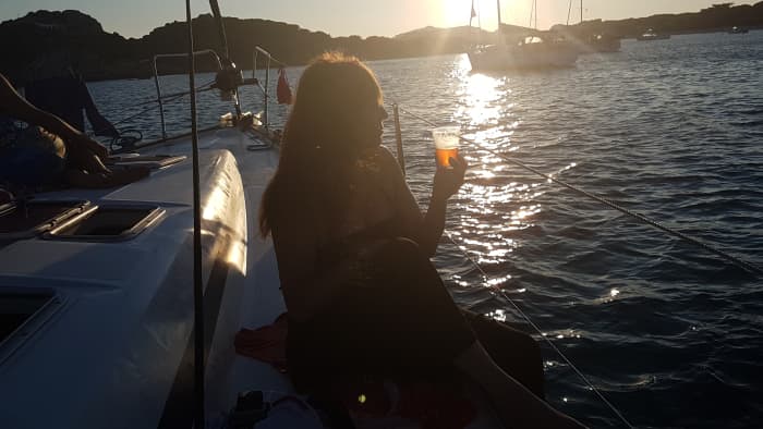 Segeln bei Sonnenuntergang vom Golfo Aranci: Delfine, Inseln und die Magie des Aperitifs