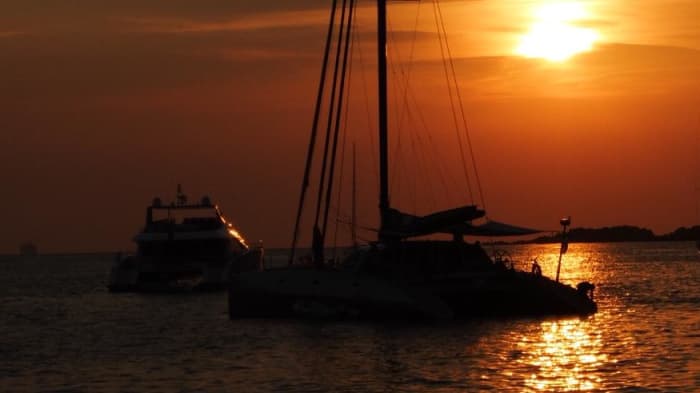 Segeln bei Sonnenuntergang vom Golfo Aranci: Delfine, Inseln und die Magie des Aperitifs