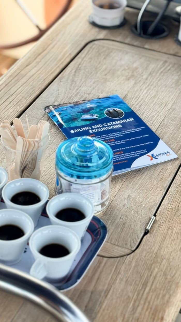 Tavolara en Molara op zoek naar dolfijnen: een avontuur van een hele dag op een 15 meter lange zeilboot.