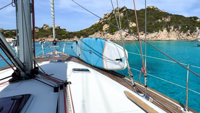 Tavolara en Molara op zoek naar dolfijnen: een avontuur van een hele dag op een 15 meter lange zeilboot.