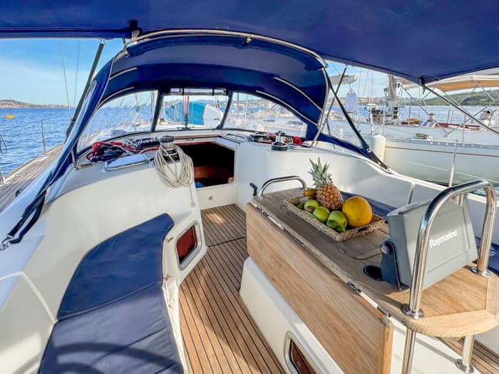 Tavolara en Molara op zoek naar dolfijnen: een avontuur van een hele dag op een 15 meter lange zeilboot.