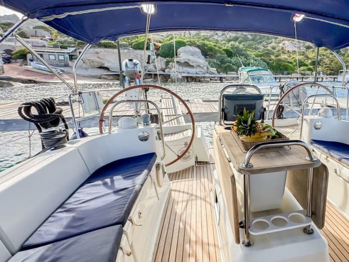 Tavolara en Molara op zoek naar dolfijnen: een avontuur van een hele dag op een 15 meter lange zeilboot.