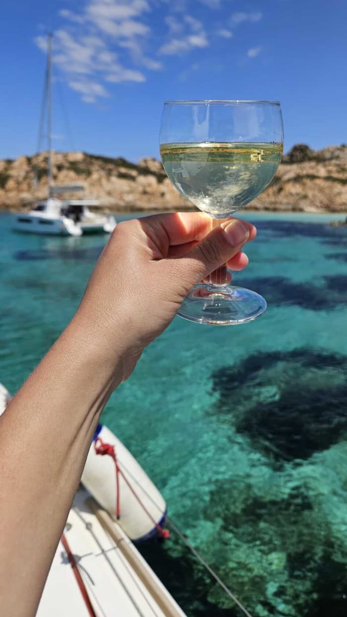 Sonnenuntergangssegeln ab La Maddalena oder Palau: Aperitif & Inselzauber
