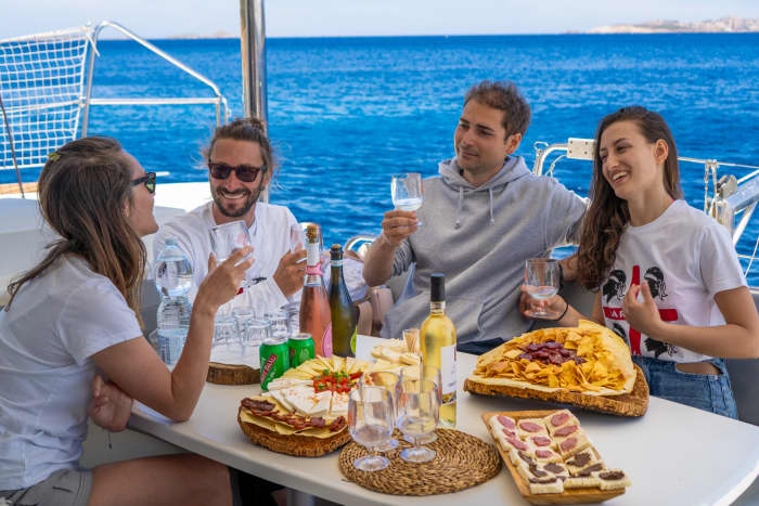 Sonnenuntergangssegeln ab La Maddalena oder Palau: Aperitif & Inselzauber
