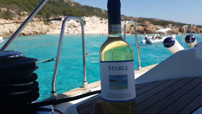 Sonnenuntergangssegeln ab La Maddalena oder Palau: Aperitif & Inselzauber