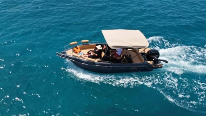 4 h à Sisi : Louez un bateau à moteur et profitez-en