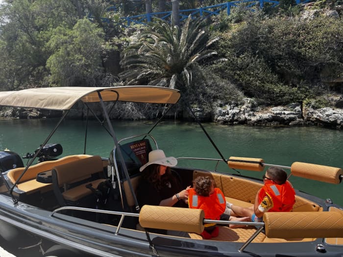 4 h à Sisi : Louez un bateau à moteur et profitez-en