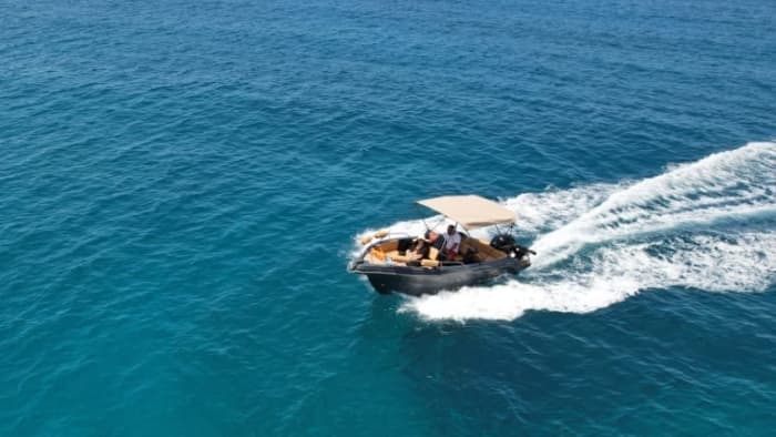 4 h à Sisi : Louez un bateau à moteur et profitez-en