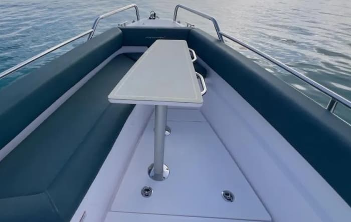 Scopri Fornells, Minorca, a bordo di un motoscafo per 7 ore.