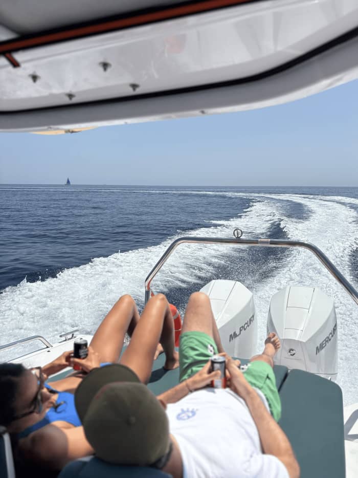 Scopri Fornells, Minorca, a bordo di un motoscafo per 7 ore.
