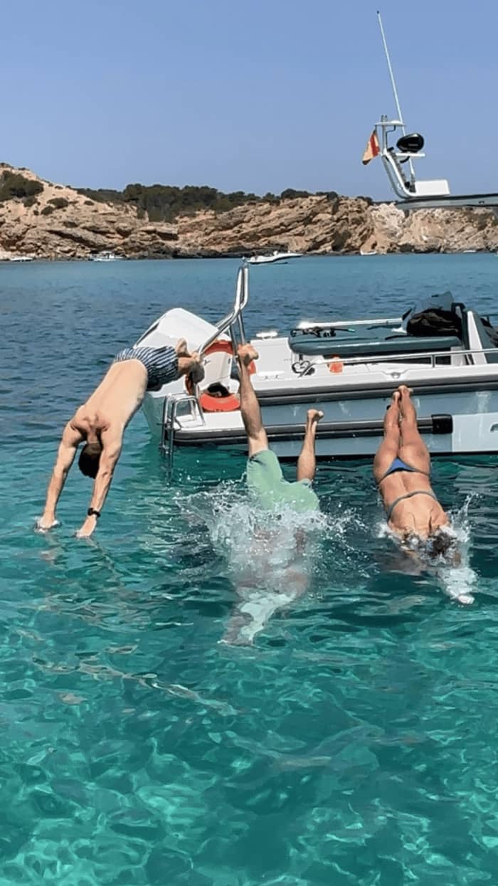 Scopri Fornells, Minorca, a bordo di un motoscafo per 7 ore.