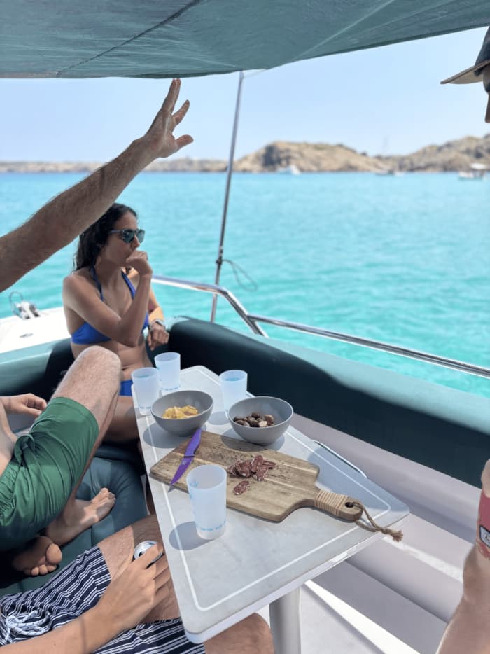Scopri Fornells, Minorca, a bordo di un motoscafo per 7 ore.