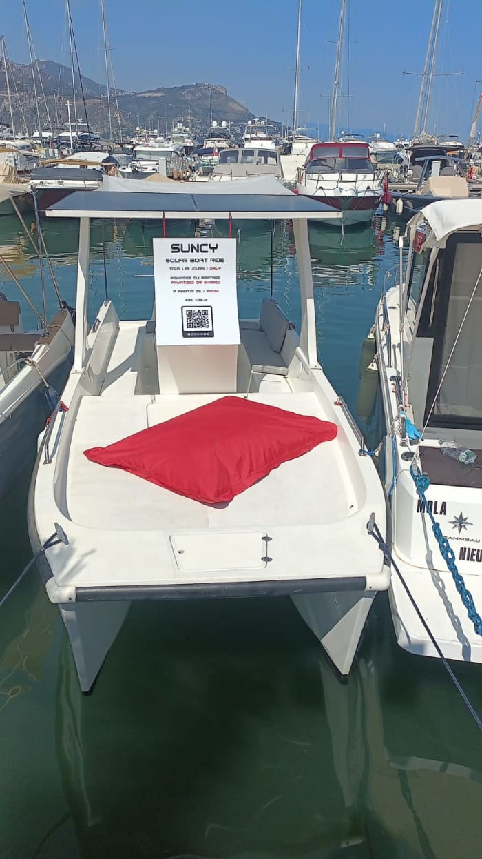 Bootverhuur op zonne-energie zonder vaarbewijs in St Jean Cap Ferrat (halve dag) 10:00 - 13:00 uur // 15:00 - 18:00 uur