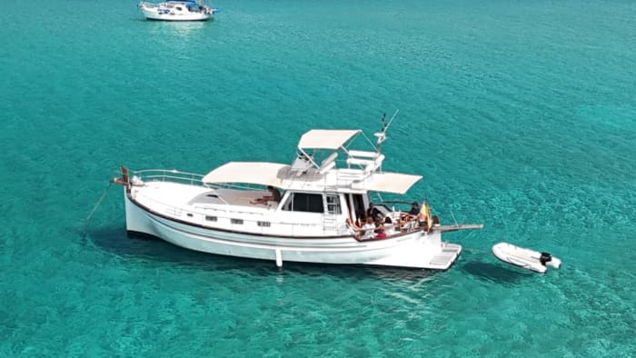 Ervaar Menorca: een traditionele boot met superieur comfort.