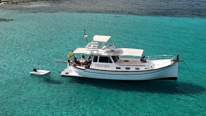 Ervaar Menorca: een traditionele boot met superieur comfort.