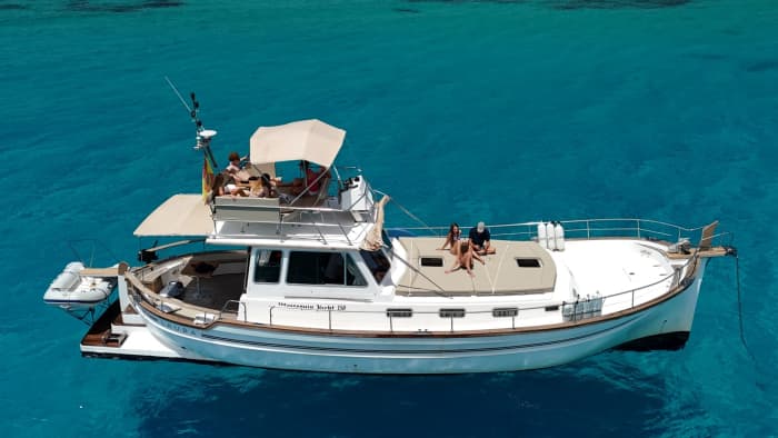 Ervaar Menorca: een traditionele boot met superieur comfort.