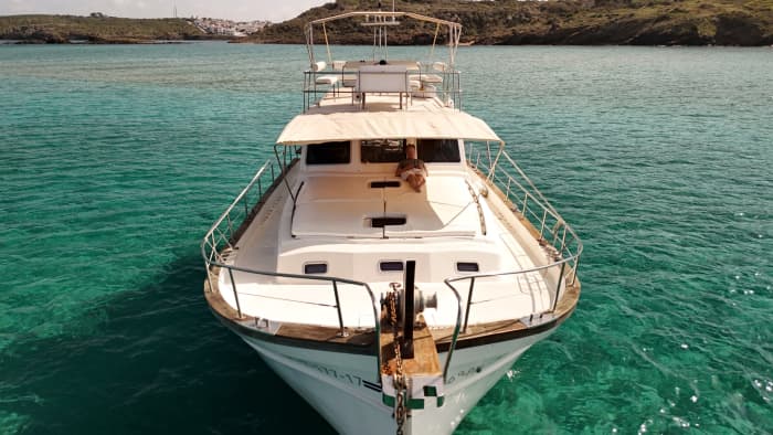Ervaar Menorca: een traditionele boot met superieur comfort.