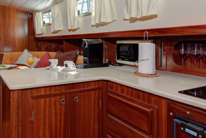 Ervaar Menorca: een traditionele boot met superieur comfort.