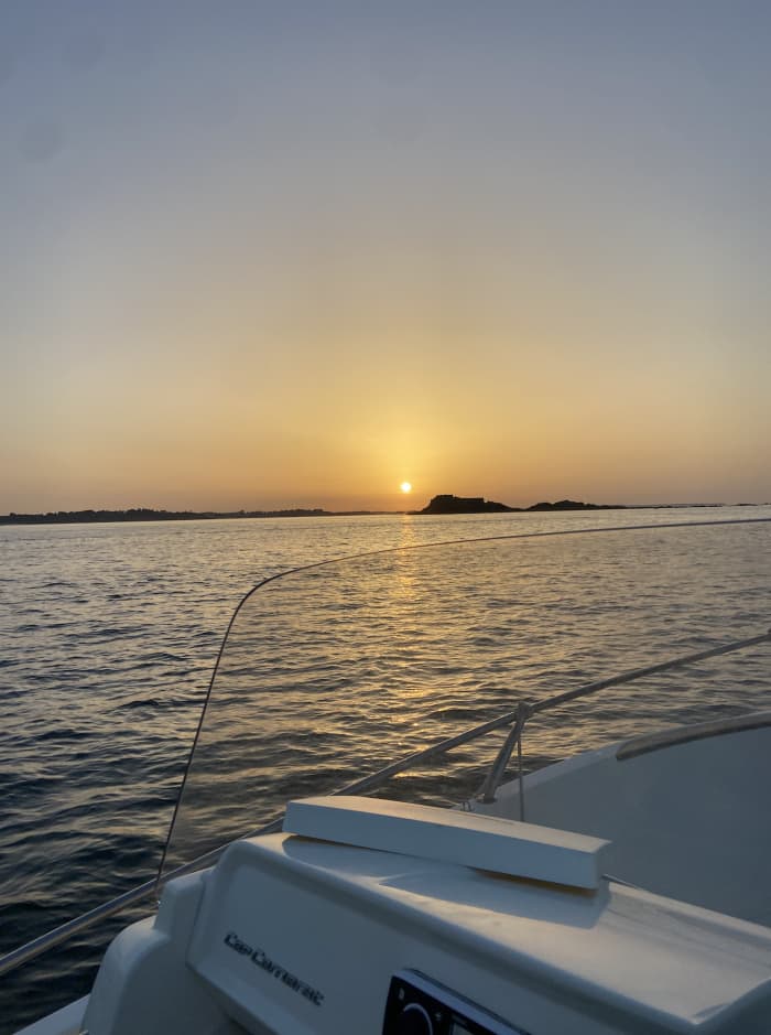 Zonsondergangavond: picknick en rustige zee aan boord
