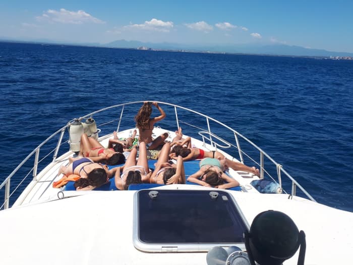 Serenidad junto al mar: crucero de medio día por la Costa Brava